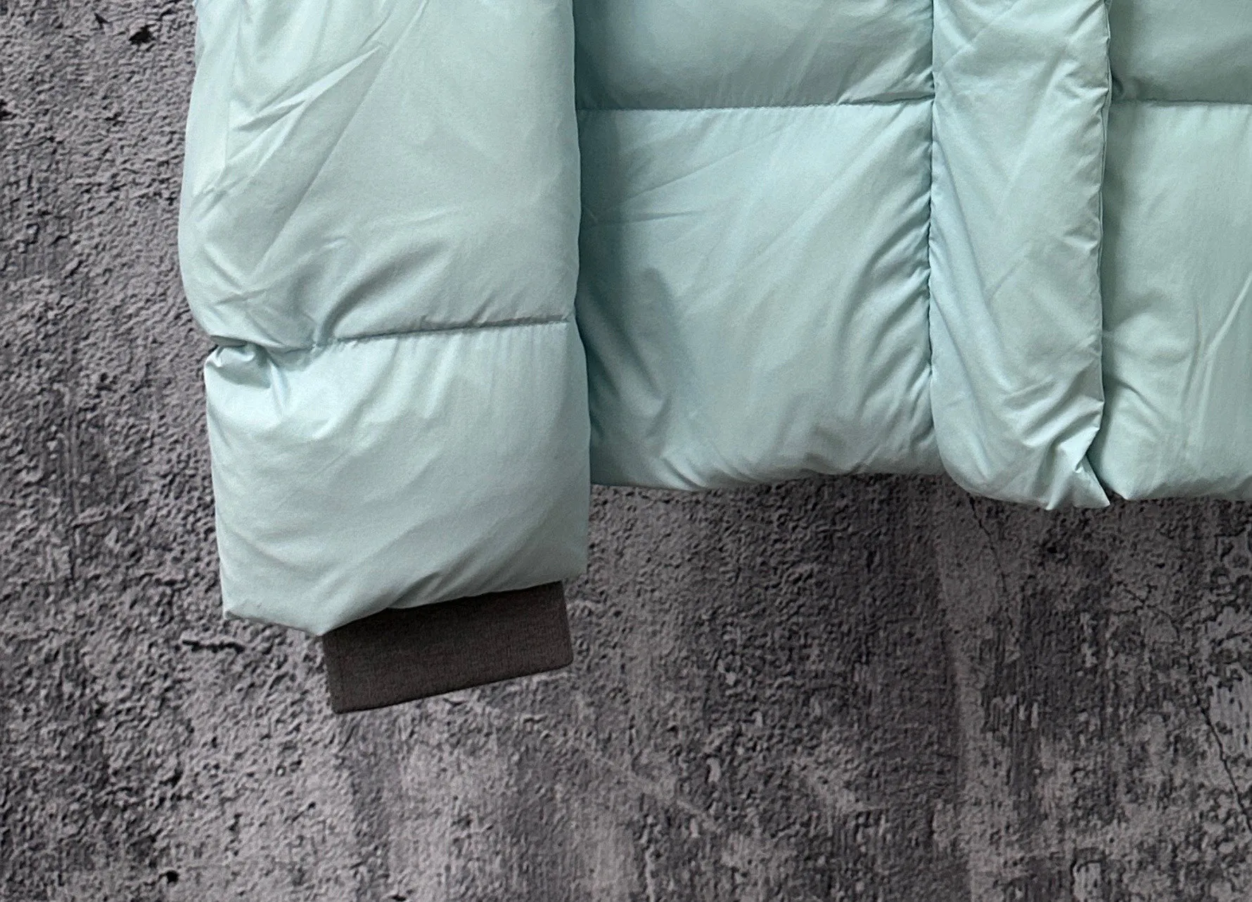 P740 【𝗖𝗔𝗡𝗔𝗗𝗔 𝗚𝗢𝗢𝗦𝗘】Capsule Series Macaron White Label Fabric: Made of soft EnduraLuxe fabric imported from DuPont, CORDURA, USA, which enhances the durability of easy-to-wear parts, is lightweight and durable; the liner is made of 400T anti-velvet gallbladder, which is comfortable, soft and non-velvet. : Equipped with a detachable hood, which can be adjusted in two directions, and is also filled with down, which brings greater softness and wrapping around the head and neck, and is full of warmth. This parka features white trim on the back and sides, and the hardware locks are all original and custom-made to match the muted fabric color. Goose label: The official website’s new series of silicone material labels, non-embroidery labels. Length: Fit hip-length. Size: XS-L